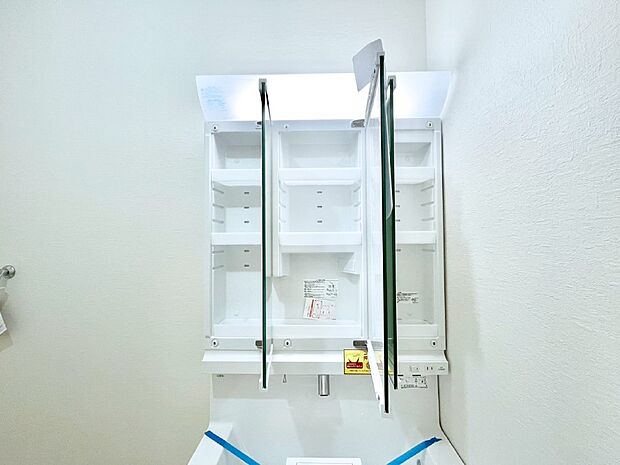三面鏡の裏に、化粧品や衛生用品などを収納可能。洗面台をすっきりと保ちます!