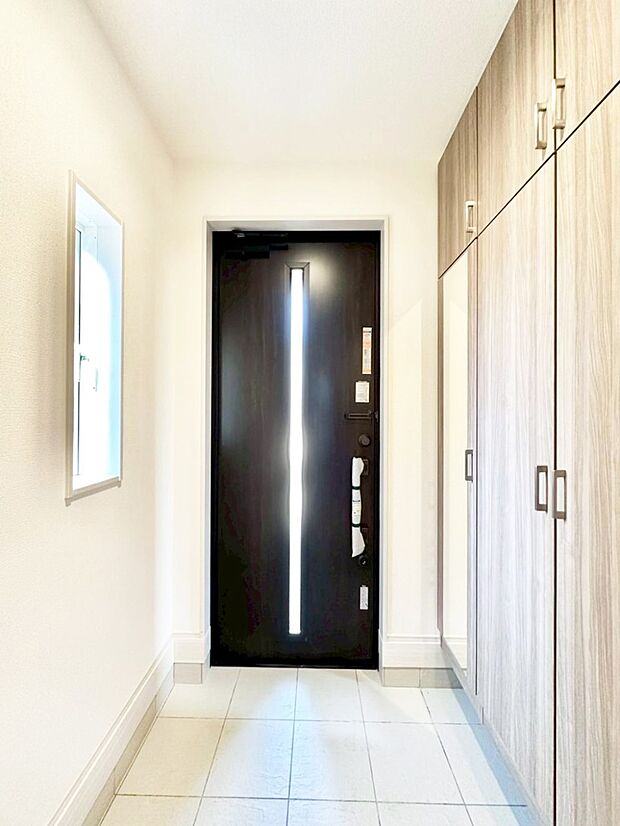 明るい玄関はお客様をお出迎えするのにぴったりです!