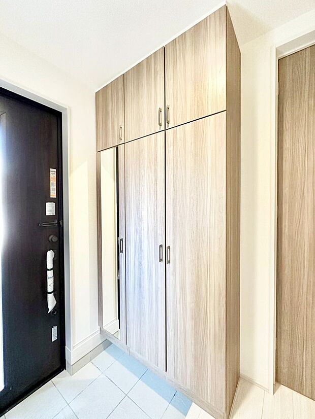 収納力ある下駄箱の活用で玄関廻りはいつでもスッキリ