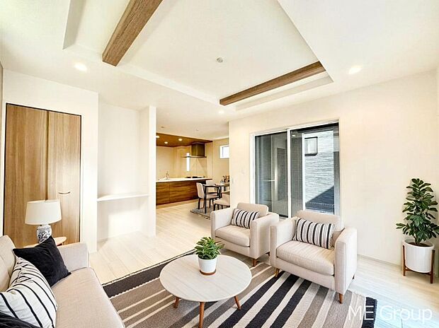 お洒落で開放感のある折り上げ天井を採用したリビング※家具はCGです