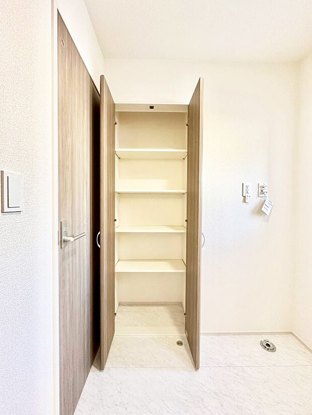 洗面所には嬉しい収納棚が付いています。 