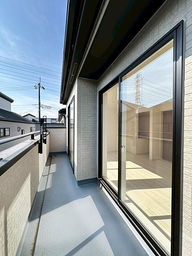 暖かな陽光が降り注ぐバルコニーはお洗濯におすすめ。爽やかな風も心地よいです。