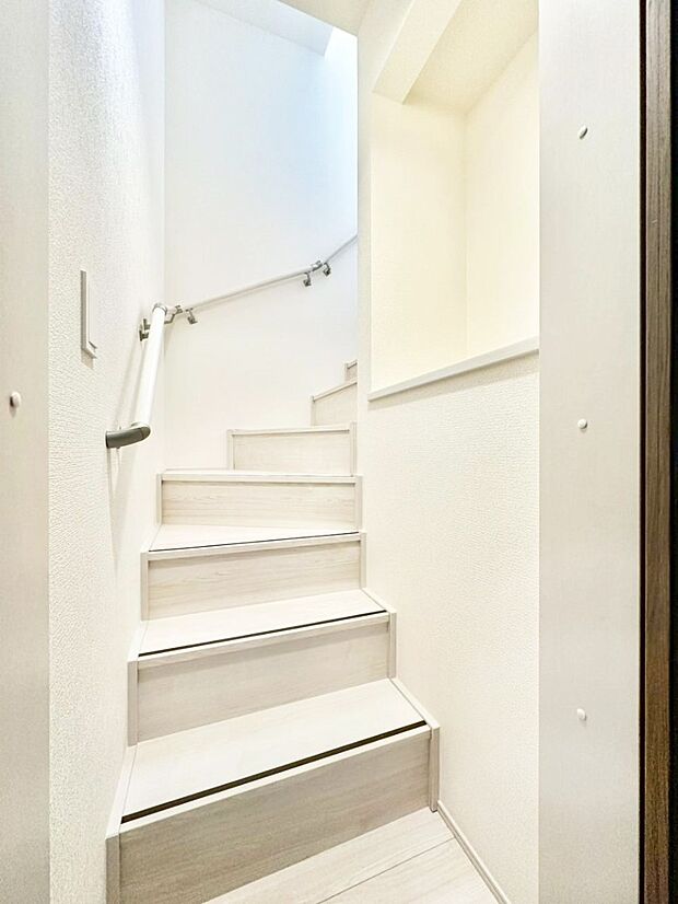 安全性を考慮し階段には手すりを設置しています