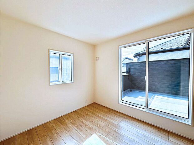 明るいバルコニーサイドに洋室を設置。目覚めの良い寝室に。