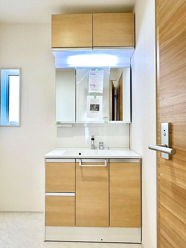 大きく見やすい三面鏡で清潔感ある洗面台は、身だしなみチェックや肌のお手入れにおすすめです。