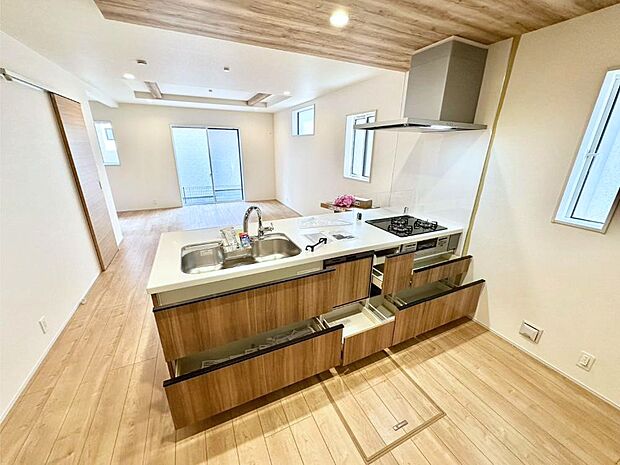 使いやすさを優先したスライド式収納タイプ!