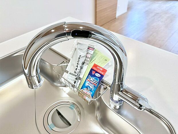 センサーに手をかざすだけで吐水/止水ができるタッチレス水栓。浄水器付き。