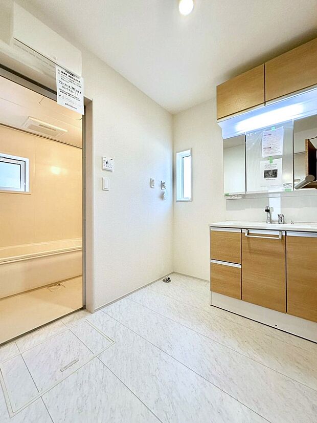 清潔感のある快適空間です。毎日の身支度も気持ち良くお使い頂けます。