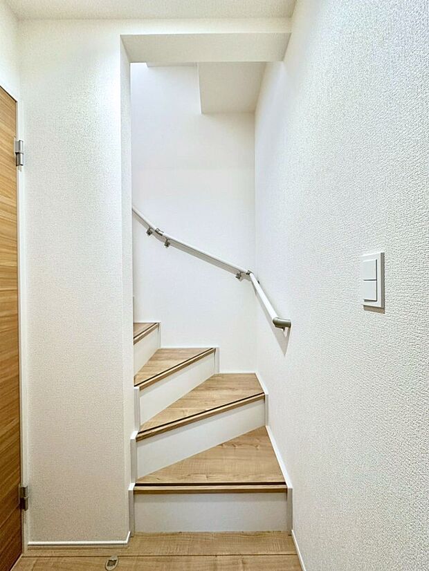 階段は手すり付きなので小さなお子さまやご高齢の方も安心です