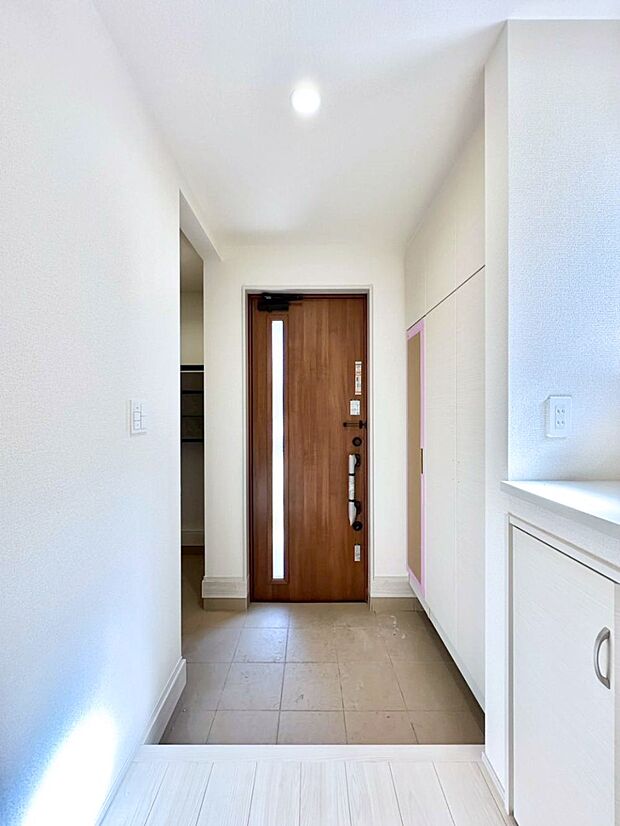 明るい玄関はお客様をお出迎えするのにぴったりです!