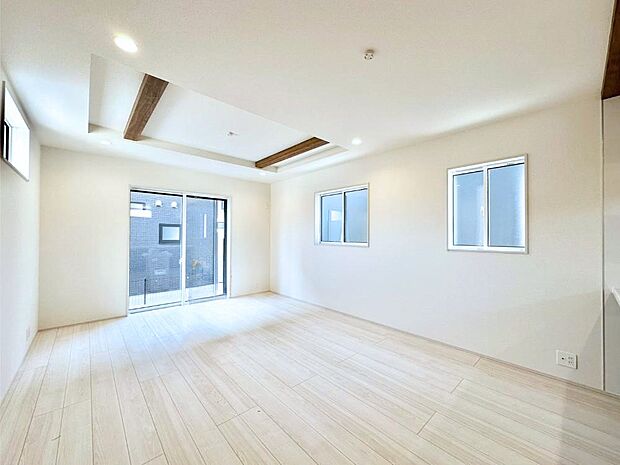 大きな窓からたっぷりの陽光と風を感じられるリビング