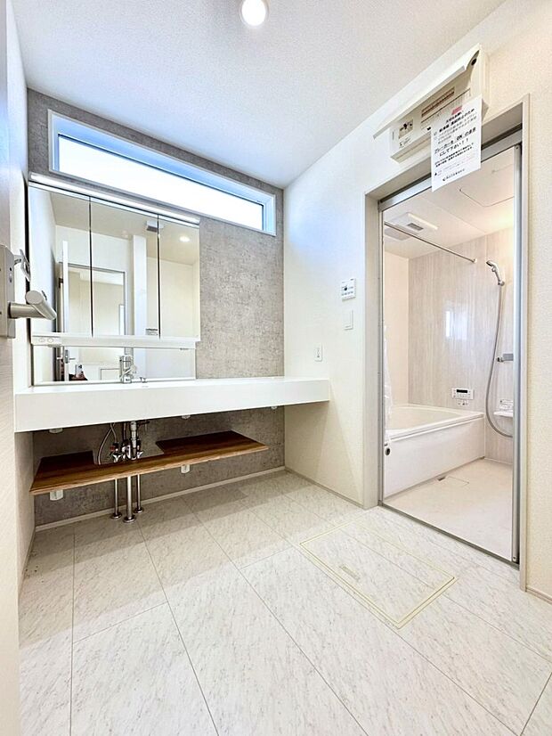 大きく見やすい三面鏡で清潔感ある洗面台は、身だしなみチェックや肌のお手入れにおすすめです。