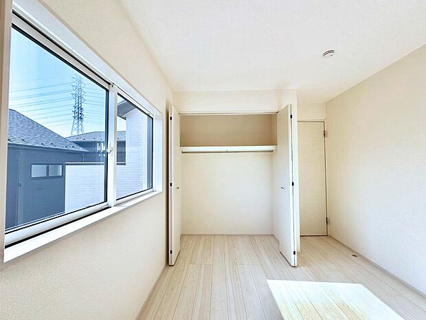 洋室のクローゼット。奥行きがあるので厚手の衣類もすっきり収まります。