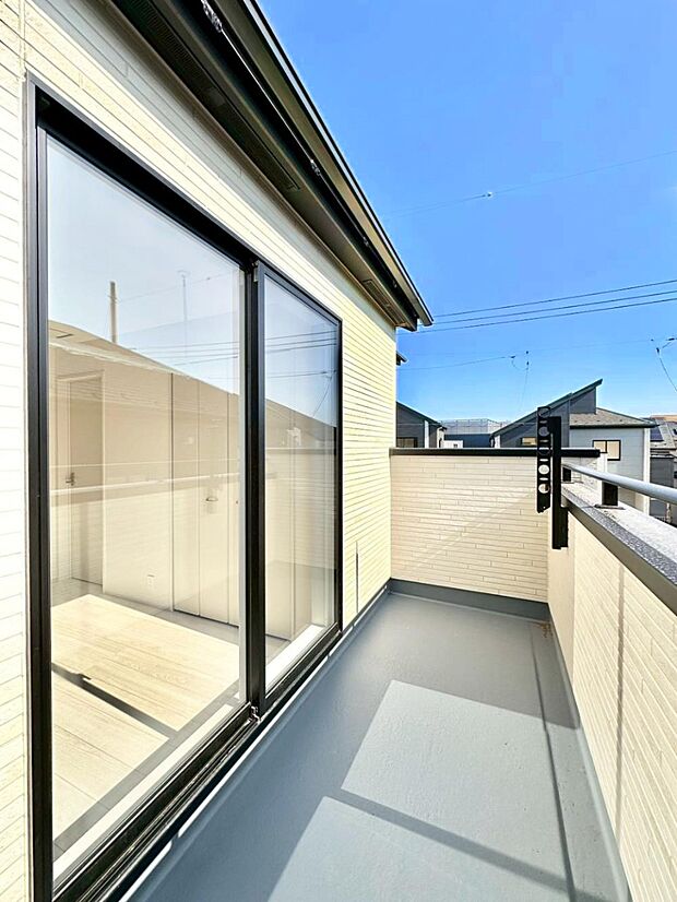 ゆったりバルコニーだから沢山お洗濯ものを干せます。