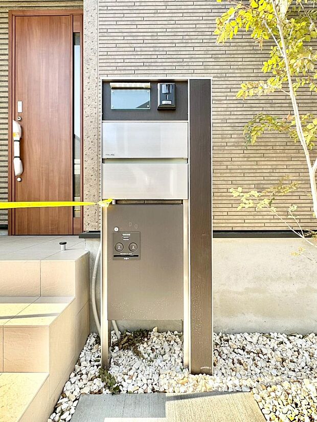 表札・インターホン・ポスト・宅配BOXをひとつに集約。エントランスになじむシンプルデザイン。