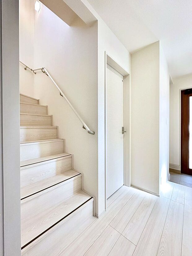 安全性を考慮し階段には手すりを設置しています