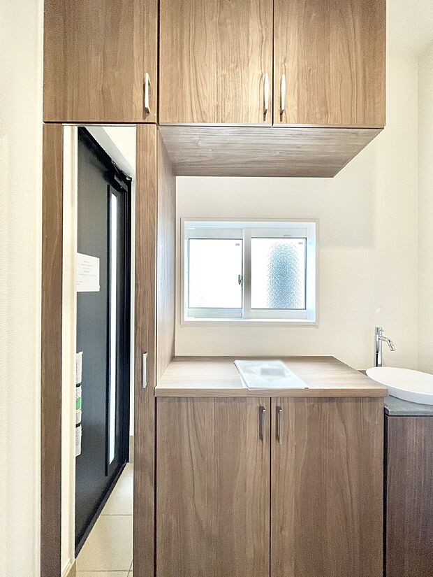 玄関にセカンド洗面台付き!帰宅して直ぐに手洗いが出来て衛生的ですね。