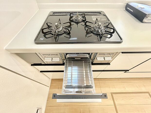 ガスコンロはSiセンサー搭載。火力調節や焦げ付き・消し忘れも防いでくれます。