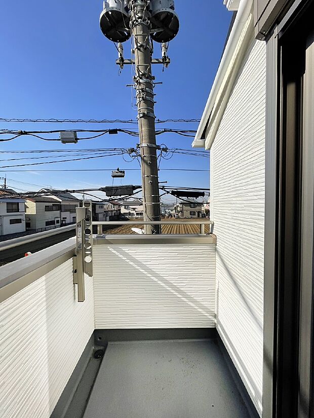 暖かな陽光が降り注ぐバルコニーはお洗濯におすすめ。爽やかな風も心地よいです。