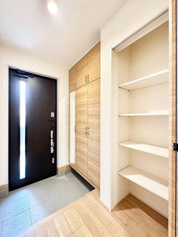 天井まである玄関収納で、家族全員の靴もすっきり収納!