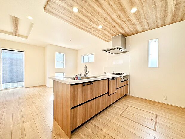 爽やかな風が通り抜けるキッチン。窓があるので明るく換気にも役立ちます。