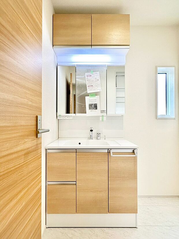 大きく見やすい三面鏡で清潔感ある洗面台は、身だしなみチェックや肌のお手入れにおすすめです。