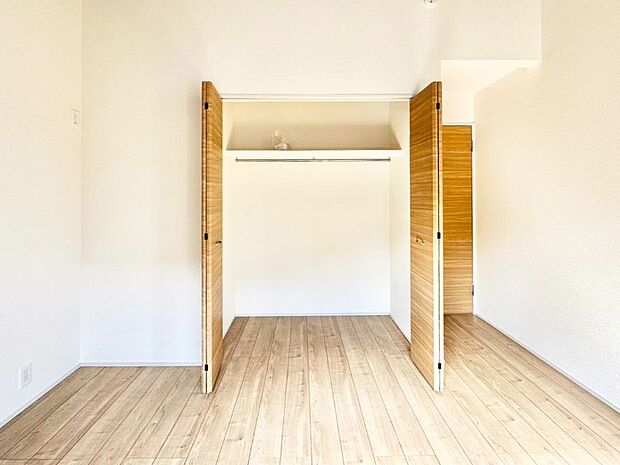 洋室のクローゼット。奥行きがあるので厚手の衣類もすっきり収まります。