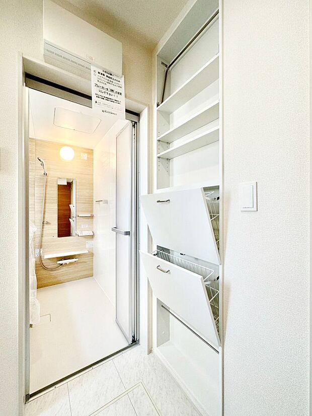 タオルや洗面用具のストック類を置ける便利な可動棚つきの脱衣場。