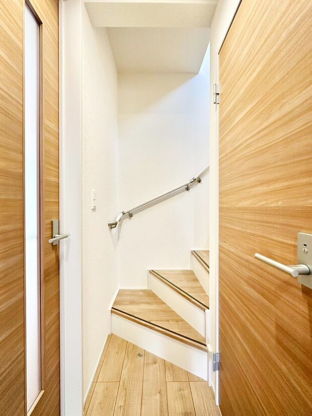 安全性を考慮し階段には手すりを設置しています