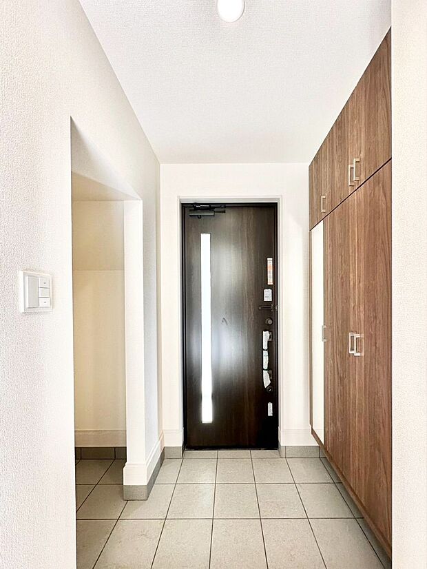 天井まである玄関収納で、家族全員の靴もすっきり収納!