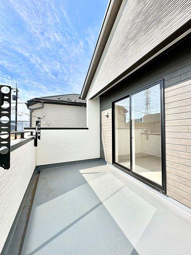 ゆったりバルコニーだから沢山お洗濯ものを干せます。