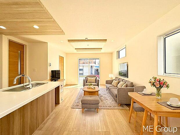 ご家族の賑やかな話し声で包まれる明るいリビング ※家具はCGです