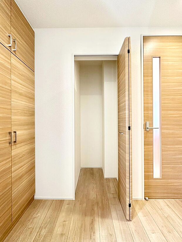 玄関ホール収納です。掃除道具やお出かけ用グッズの収納に便利です。