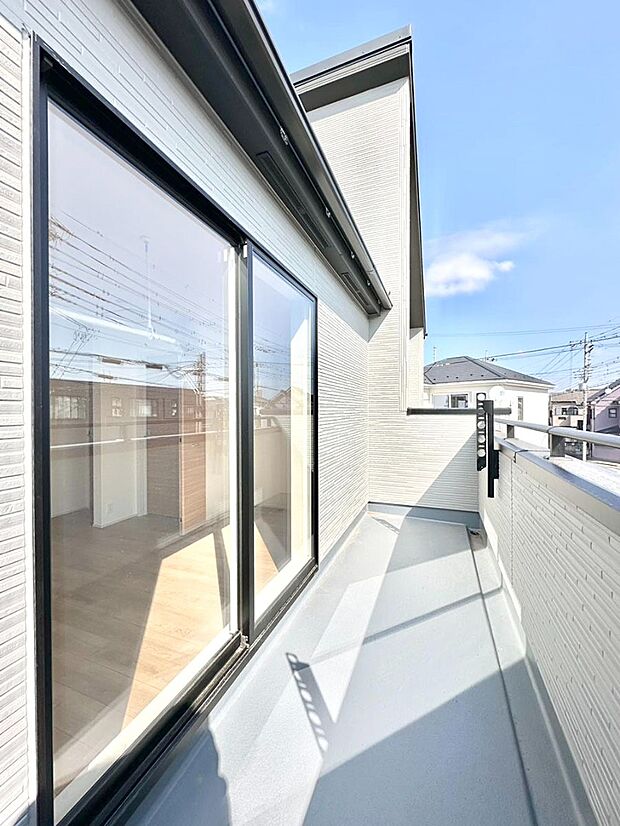 暖かな陽光が降り注ぐバルコニーはお洗濯におすすめ。爽やかな風も心地よいです。