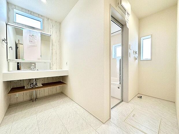 清潔感のある快適空間です。毎日の身支度も気持ち良くお使い頂けます。