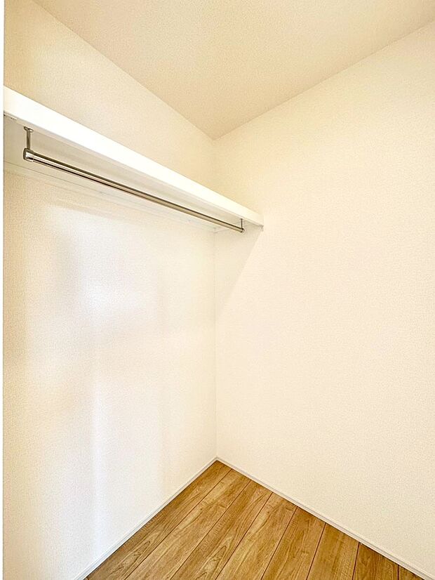 ウォークインクローゼット付きで生活空間を広く利用できます。
