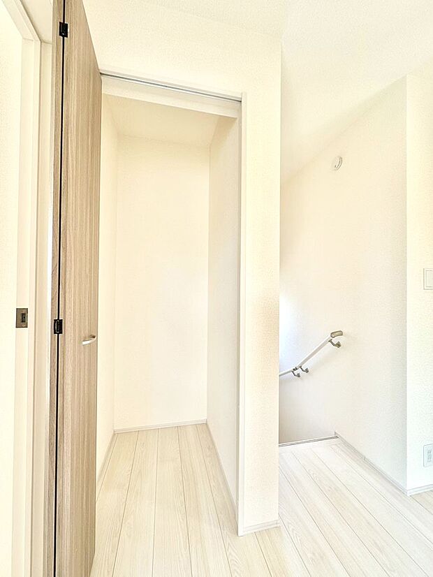 廊下収納。掃除道具や季節の小物を収納することができます。