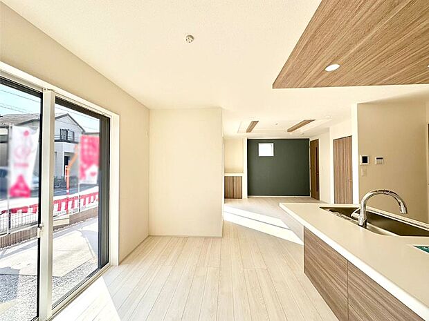 明るい陽光が注ぎ、寛ぎの雰囲気に満たされるダイニング。