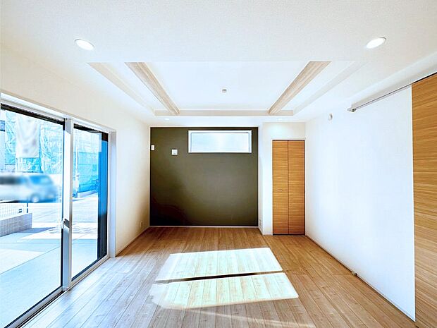 アクセントクロスがオシャレ!家族団らんの時間が充実しそうなリビングダイニング!