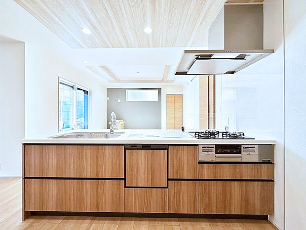 リビングを見渡せる人気のカウンターキッチン。 家族を見守りながら家事をすることができます。