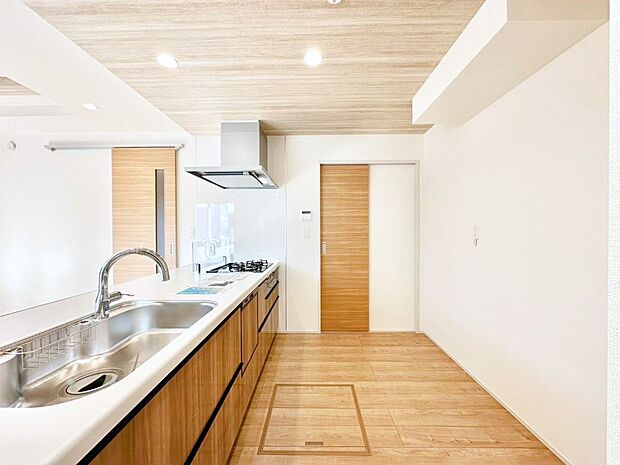 ポップアップ天井が素敵なキッチンで楽しくお料理!