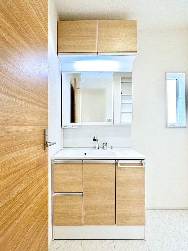 大きく見やすい三面鏡で清潔感ある洗面台は、身だしなみチェックや肌のお手入れにおすすめです。