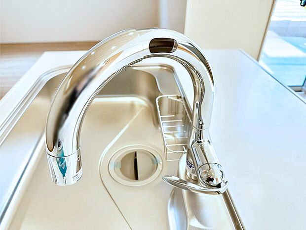 センサーに手をかざすだけで吐水/止水ができるタッチレス水栓。浄水器付き。