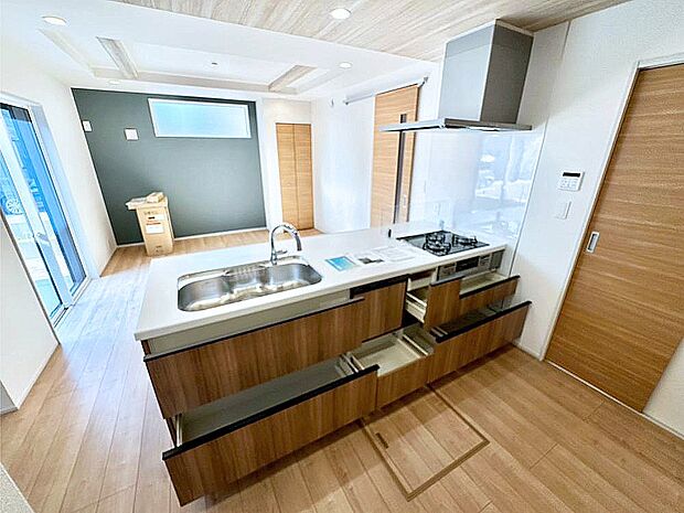 使いやすさを優先したスライド式収納タイプ!