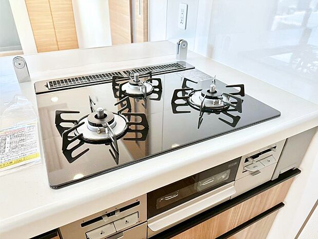 ガスコンロはSiセンサー搭載。火力調節や焦げ付き・消し忘れも防いでくれます。
