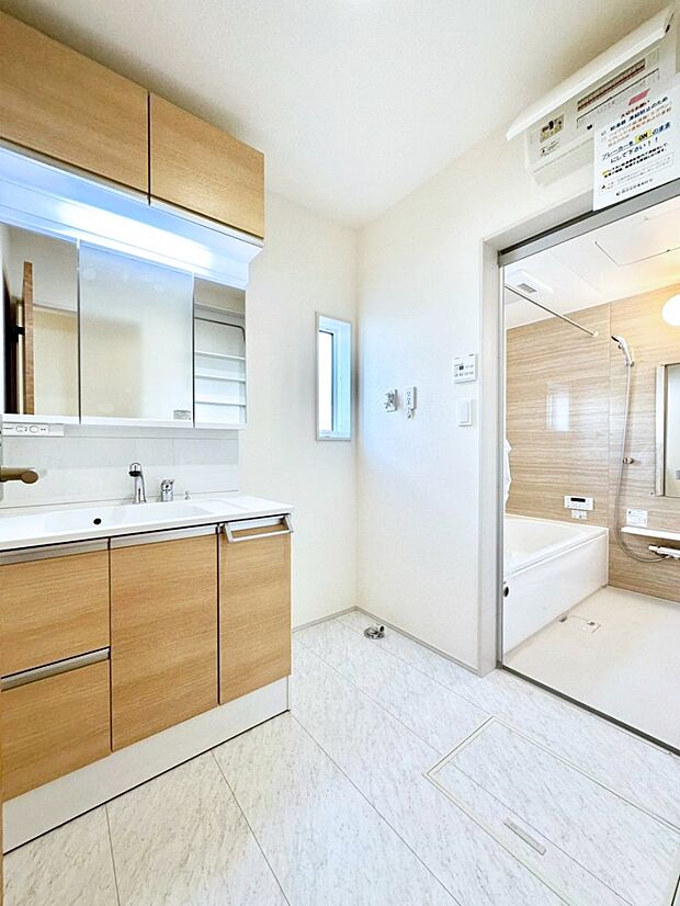 小窓がついているので湿気の多い場所でも換気が十分行えます。毎日の身支度を気持ち良く！