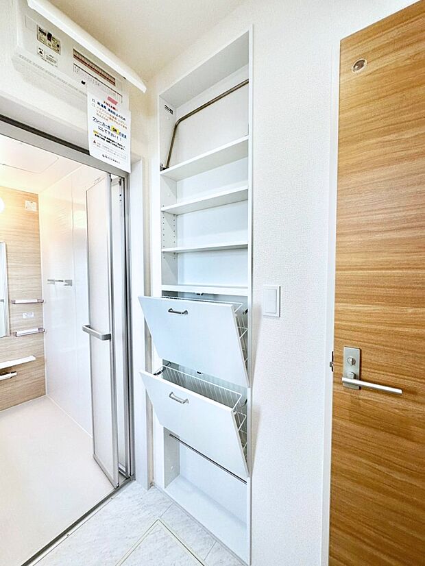 タオル類や洗剤などの保管に便利な収納棚付きランドリースペース