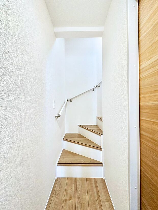 安全性を考慮し階段には手すりを設置しています