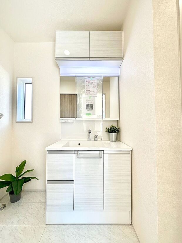 大きく見やすい三面鏡で清潔感ある洗面台は、身だしなみチェックや肌のお手入れにおすすめです。