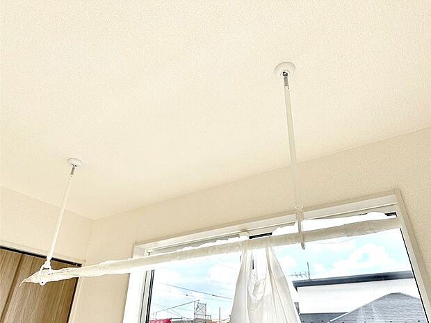 室内物干しポール。梅雨や花粉の時期に大活躍します。